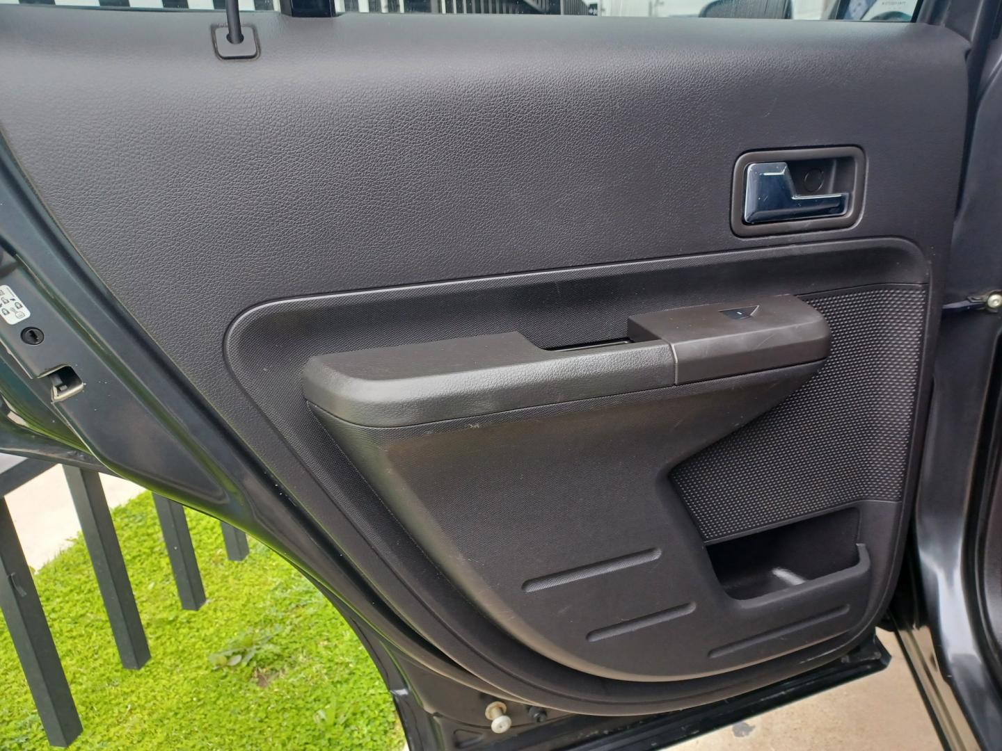2007 GRAY /BLACK Ford Edge SEL FWD (2FMDK38C47B) with an 3.5L V6 DOHC 24V engine, 6-Speed Automatic Overdrive transmission, located at 2001 E. Lancaster, Ft. Worth, 76103, (817) 336-7000, 32.746181, -97.301018 - Photo#15